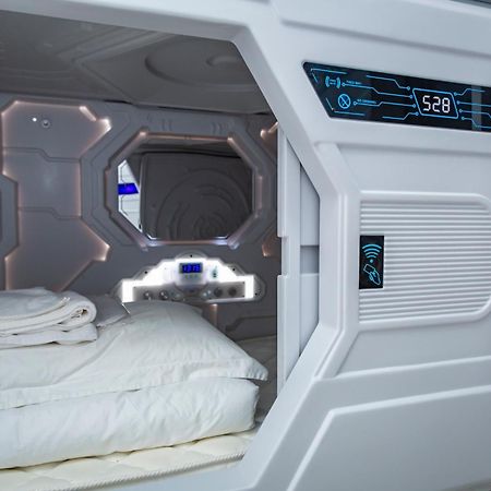 Kiwi Capsule Hotel Bangkok Exterior foto
