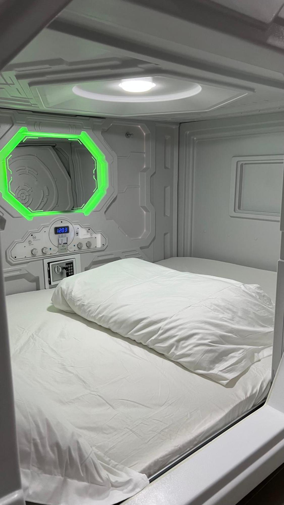 Kiwi Capsule Hotel Bangkok Exterior foto