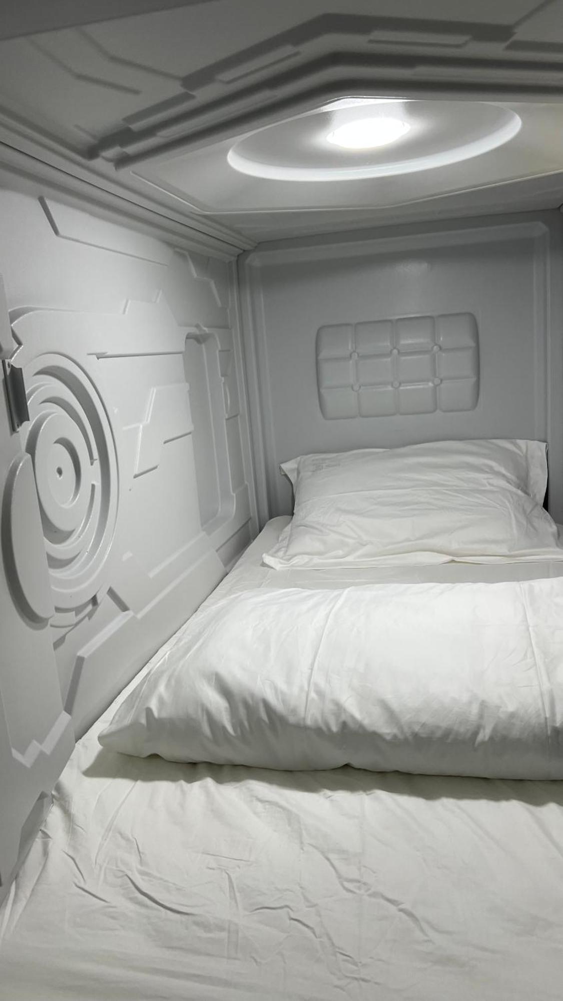 Kiwi Capsule Hotel Bangkok Exterior foto