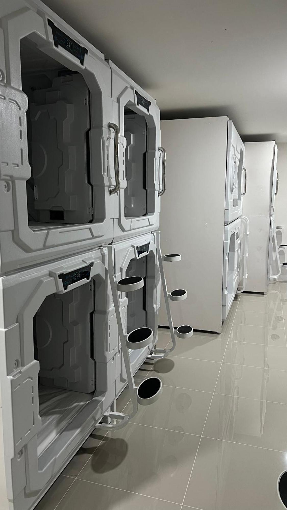 Kiwi Capsule Hotel Bangkok Exterior foto