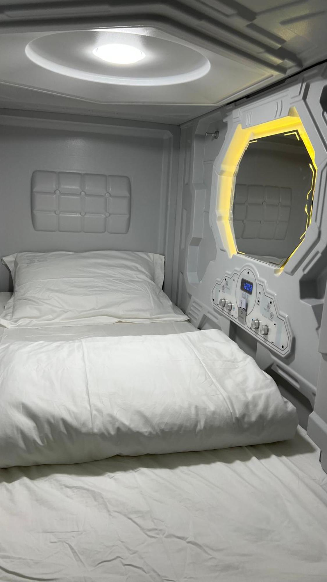 Kiwi Capsule Hotel Bangkok Exterior foto