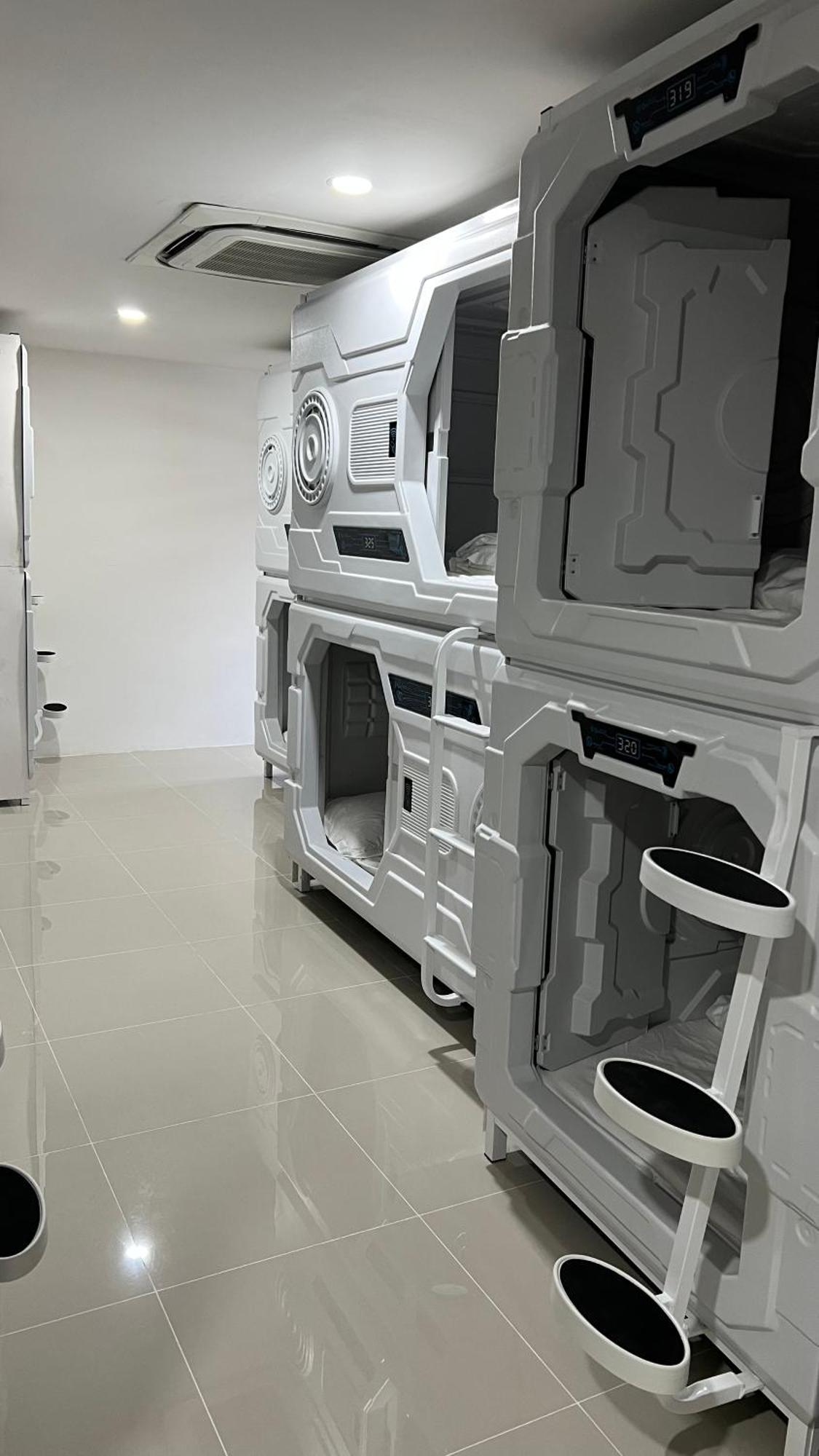 Kiwi Capsule Hotel Bangkok Exterior foto