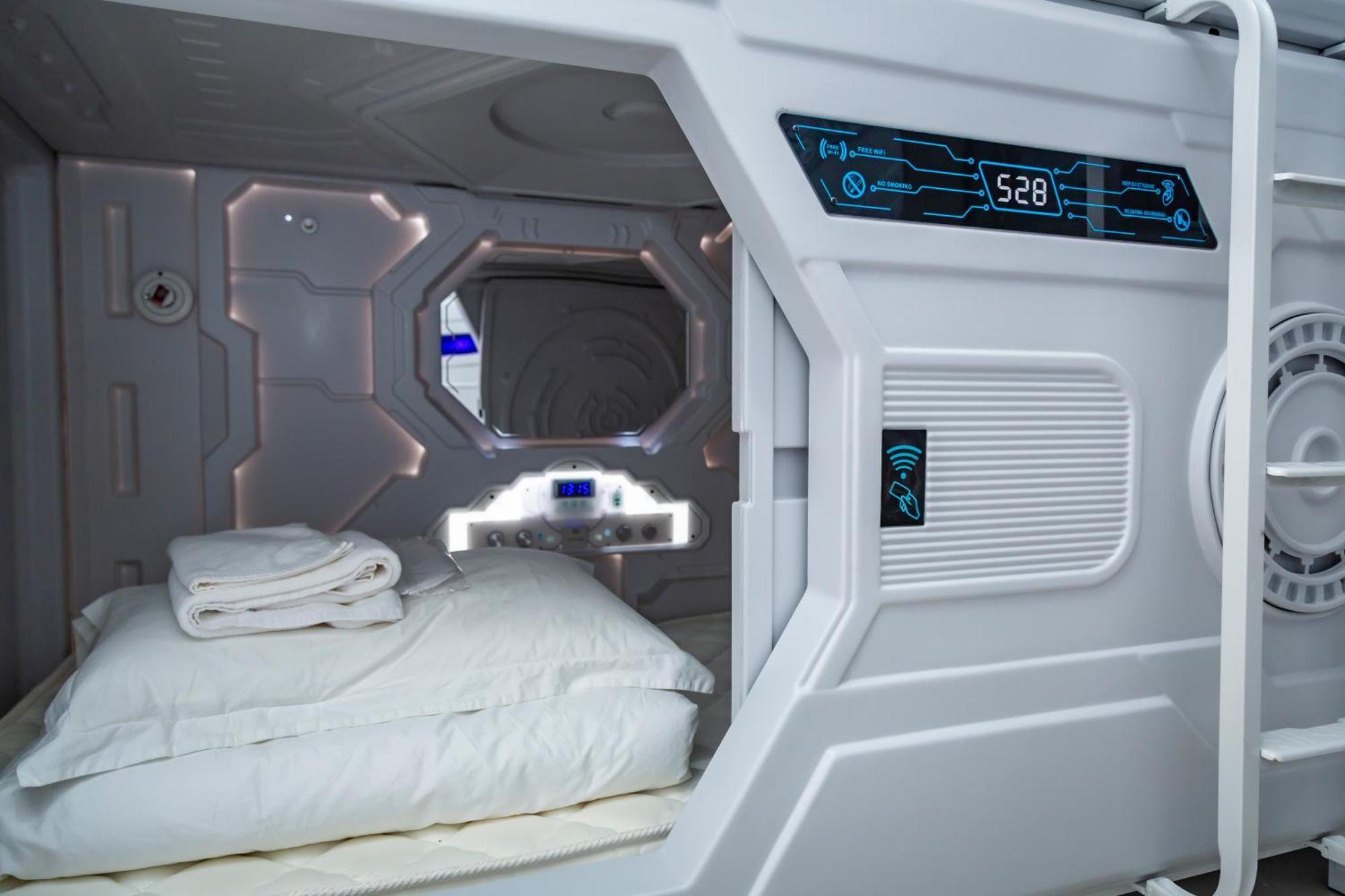 Kiwi Capsule Hotel Bangkok Exterior foto