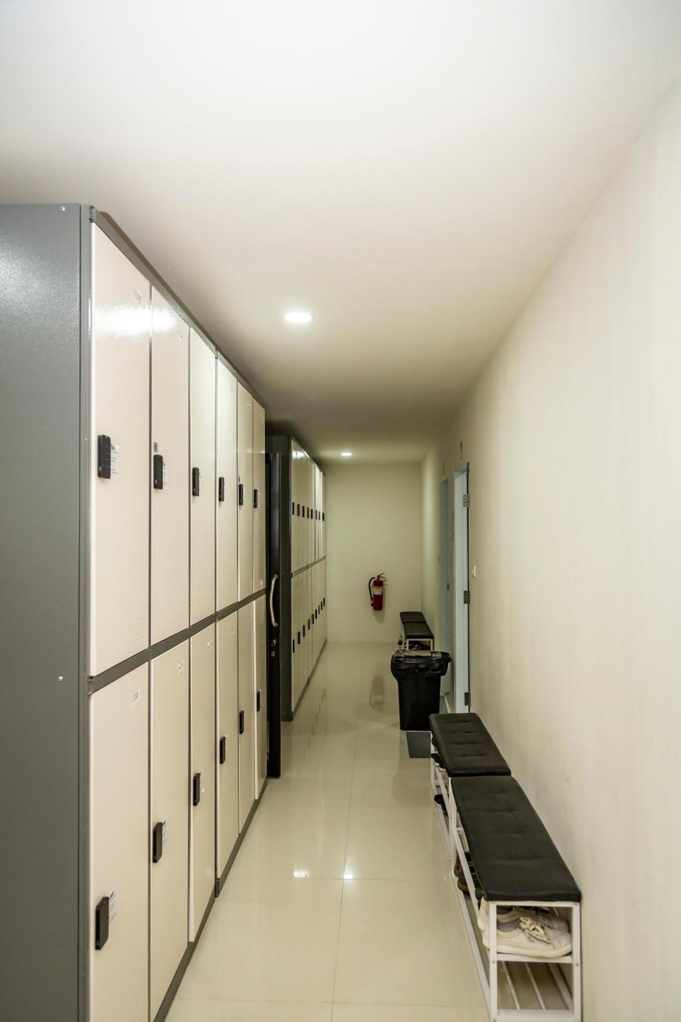 Kiwi Capsule Hotel Bangkok Exterior foto