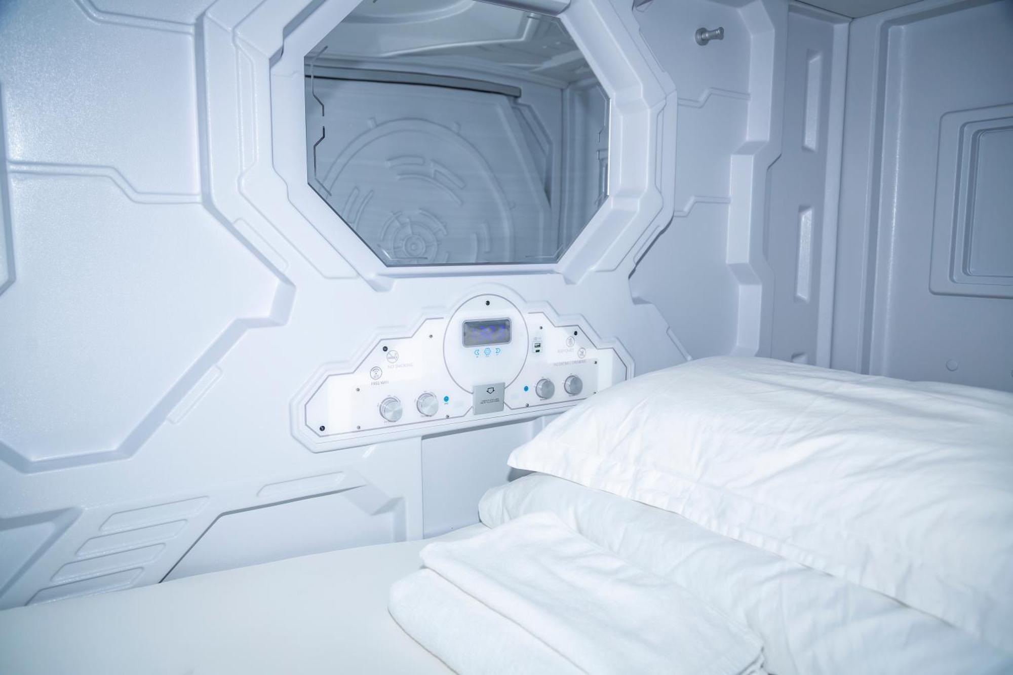 Kiwi Capsule Hotel Bangkok Exterior foto