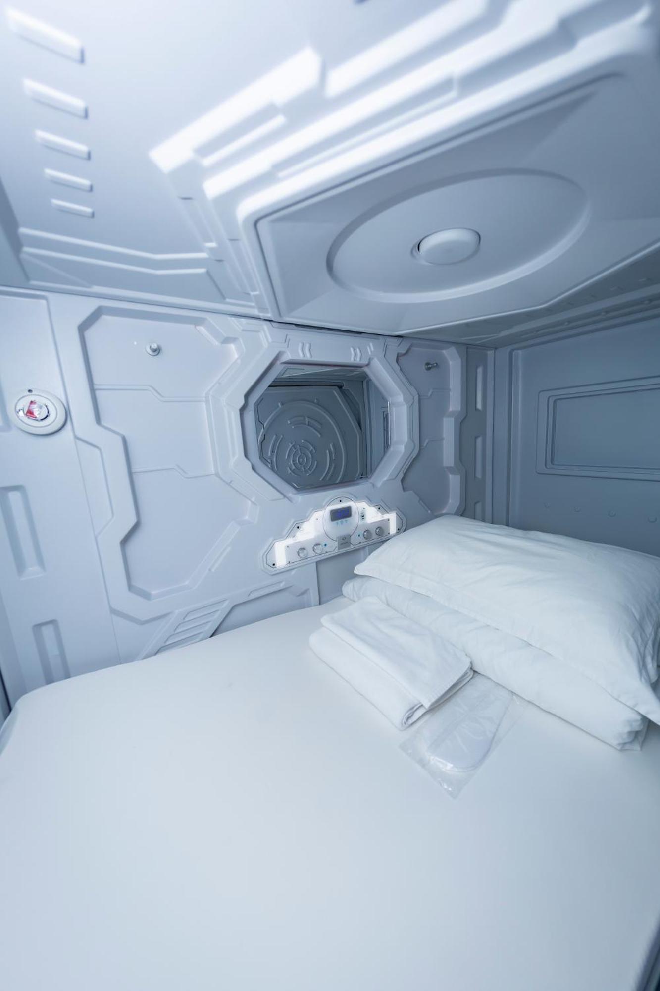 Kiwi Capsule Hotel Bangkok Exterior foto